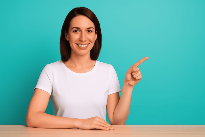 Frau an einem Schreibtisch prüft in Ruhe ihre SALOMED-Bestellung