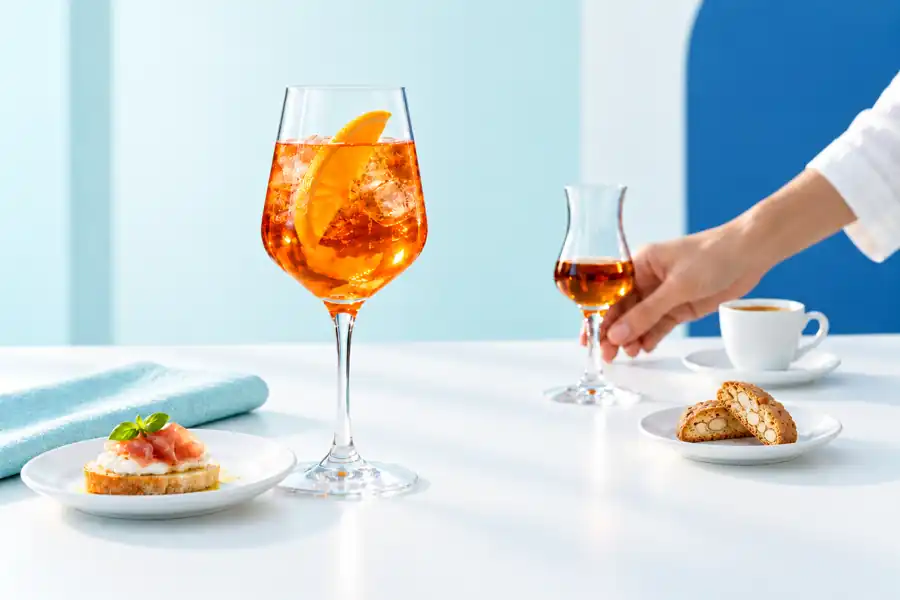 Aperitif vor dem Essen und Digestif nach dem Essen im Vergleich